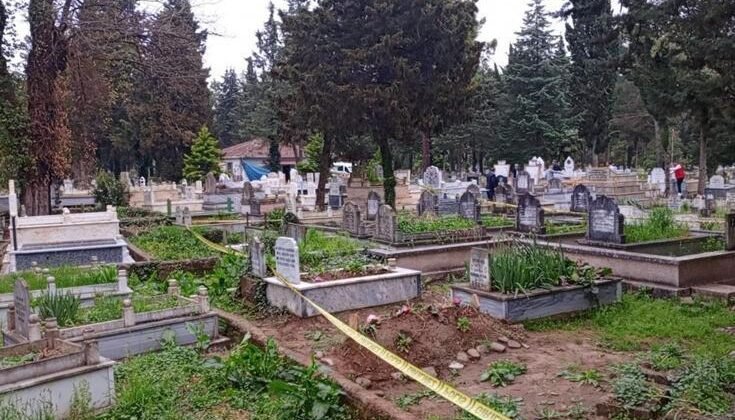 Mezarlıkta akıl almaz olay! 4 kişi hastanelik oldu