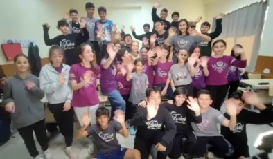 Öğrencilerden Öğretmenine Duygusal Sürpriz Doğum Günü Kutlaması