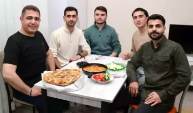 Düzce Valisi, Öğrencilerle Menemen Yapıp Sahurda Bir Araya Geldi