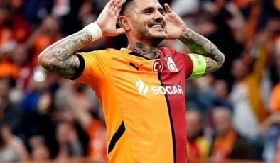 Derbi biter bitmez telefonuna sarıldı