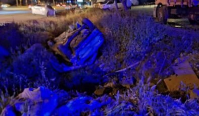 Direksiyon hakimiyetini yitirip yol kenarına düştü!