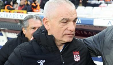 Maçın hakemini yerden yere vurdu!