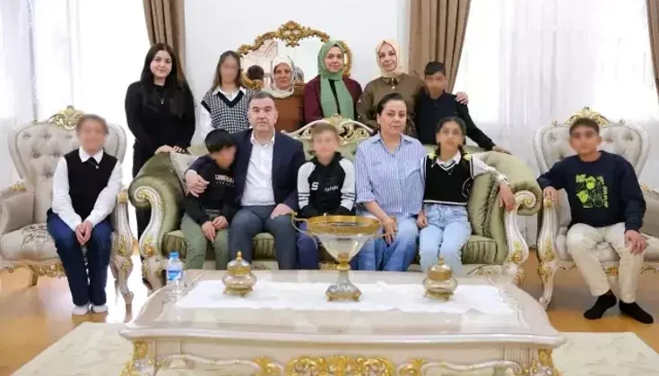 Bayburt Valisi ve Eşi, Sevgi Evindeki Çocuklarla Kahvaltıda Bir Araya Geldi