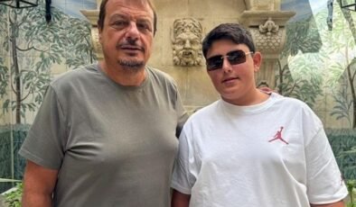 Babasının yuhalandığını görünce hemen telefona sarıldı