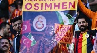 Dev maçta tribünlere damga vuran görüntü